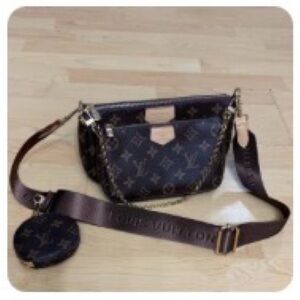 Chic Trendy Shoulder Crossbody Pochette   Bag, or Chain Hand Carry.
PRICE FIRM !